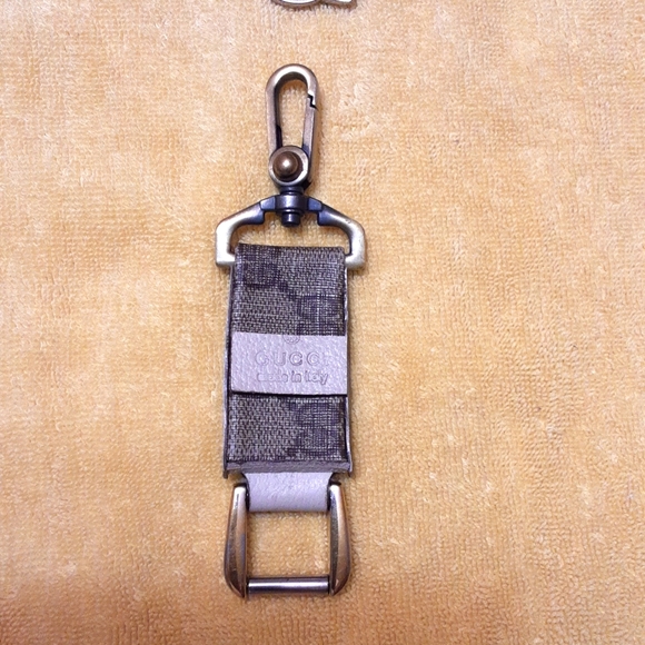 GUCCI logos w straps + Gucci Keychain repurporse from Gucci bag Firm price - Picture 12 of 16